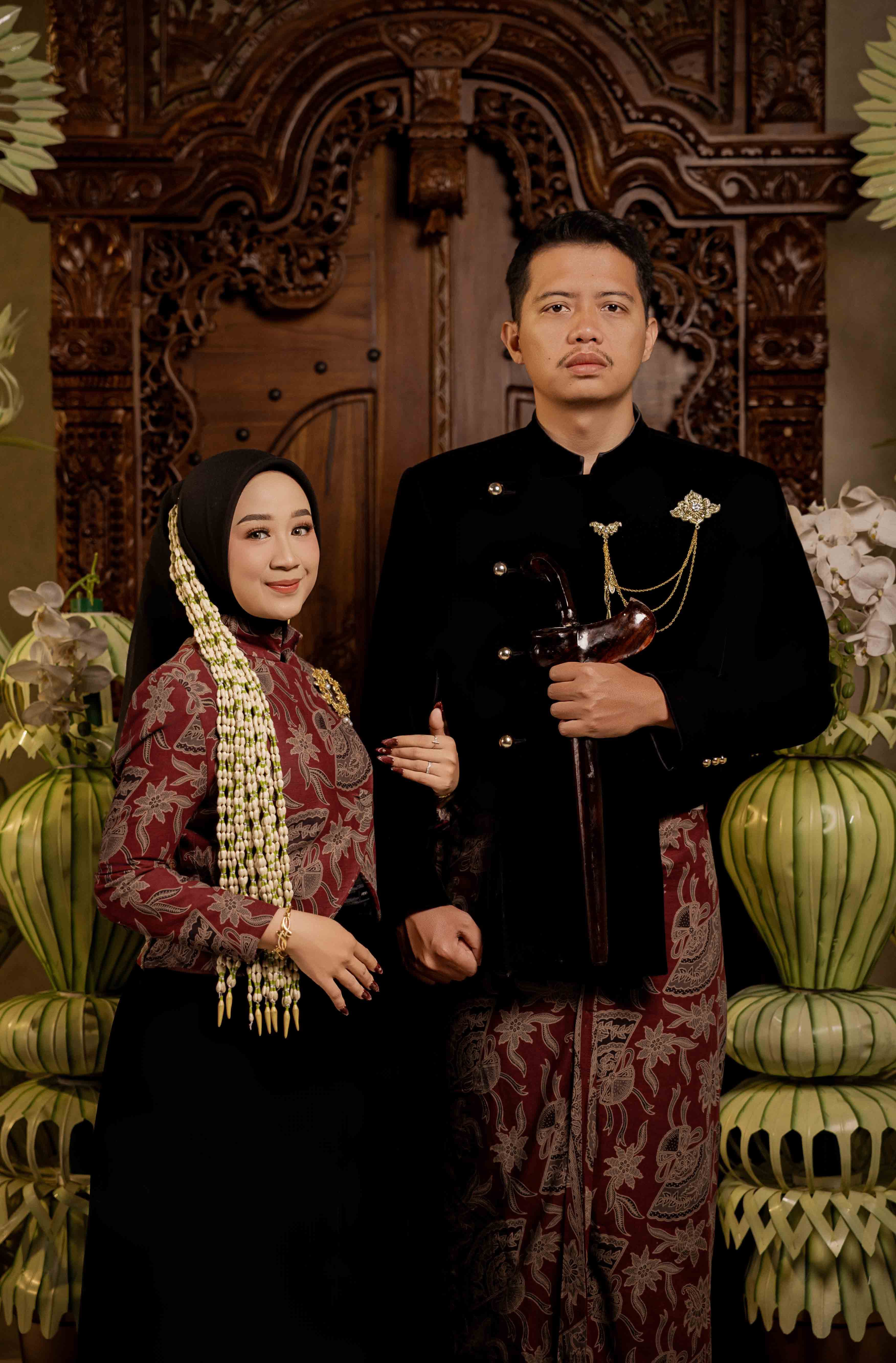 Potret pasangan di depan ornamen ukir